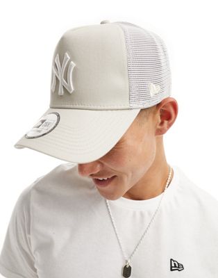 New Era 9forty NY Yankees trucker cap in off white