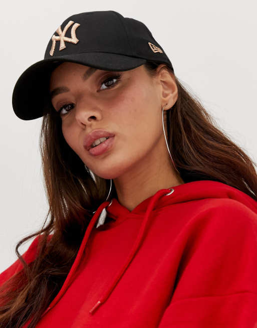 New Era - 9Forty - Sort kasket med rosaguld NY-logo - Kun hos ASOS