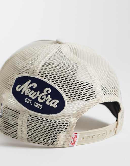New Era – 9forty – Trucker-Kappe in Cremeweiß mit mehreren Aufnähern, 3 von 3