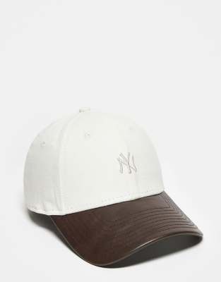 New Era - 9twenty - Casquette à logo NY Yankees avec visière contrastante en similicuir - Ivoire 