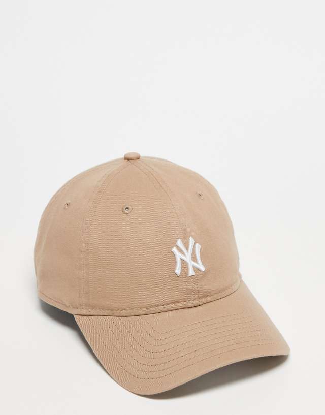 New Era - 9twenty ny yankees washed mini logo cap in beige