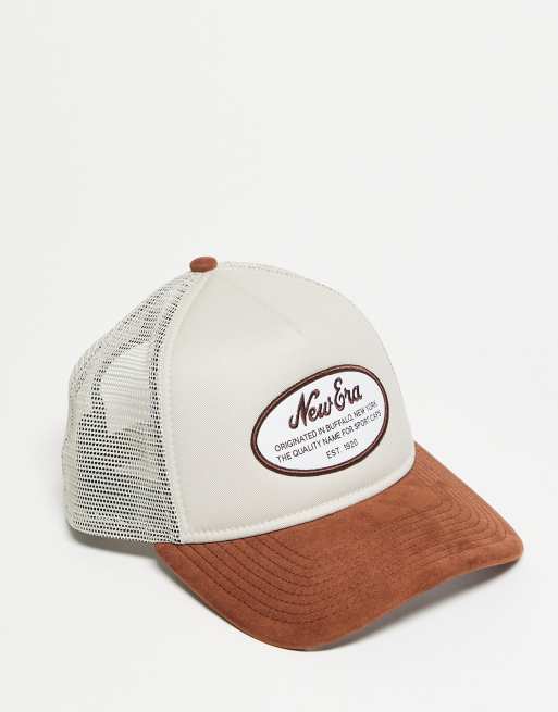 New Era - Beige/brun kasket med ovalt logomærke og kontrastfarvet skygge i velour