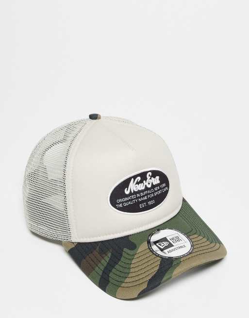 New Era - Beige trucker-kasket med ovalt påsyet logo og kontrasterende camouflage-mønster på skyggen