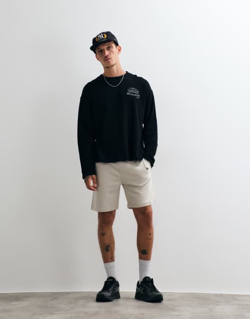 New Era bermudas de punto de largo medio con logo de NY Yankees en beige, 2 de 5