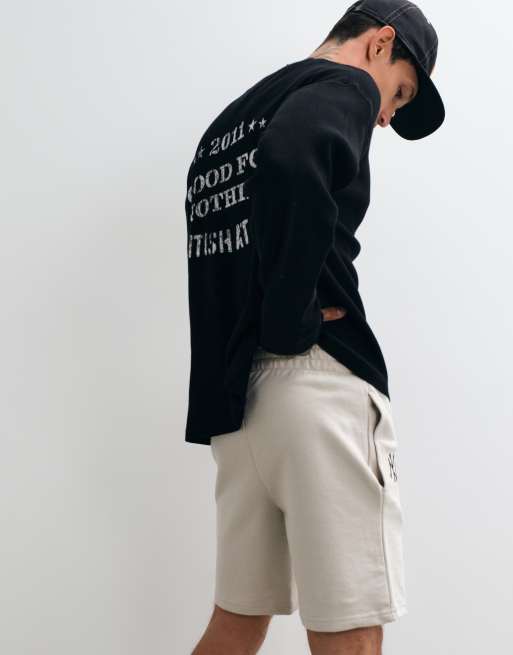 New Era bermudas de punto de largo medio con logo de NY Yankees en beige, 5 de 5