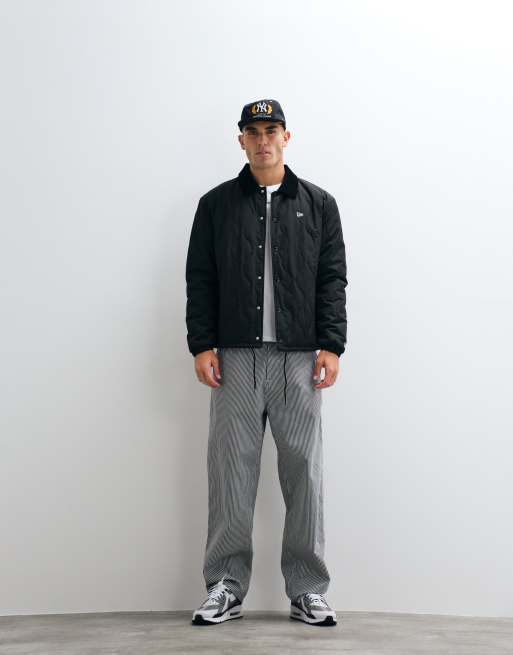 New Era - Chaqueta negra estilo entrenador con logo, 2 de 5