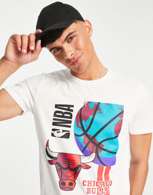 New Era – Chicago Bulls – Biały T-shirt z nadrukiem kuli ziemskiej