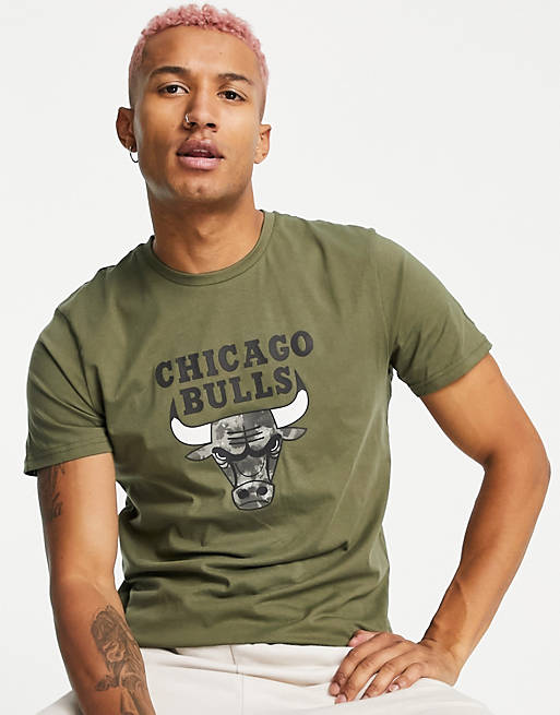 Men New Era Chicago Bulls utility t-shirt in khaki 