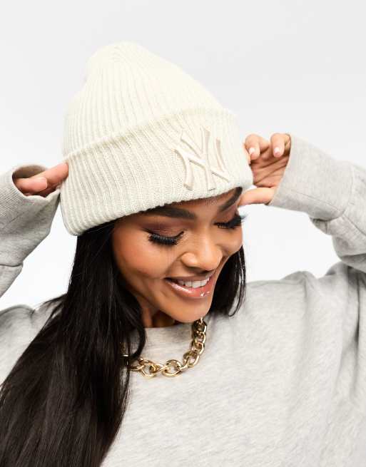 New Era – Czapka beanie w kolorze złamanej bieli z motywem NY