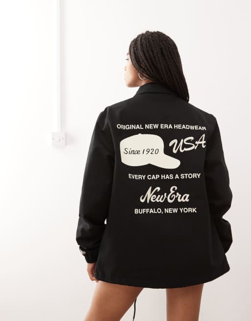 New Era – Czarna kurtka typu coach z nadrukiem na plecach