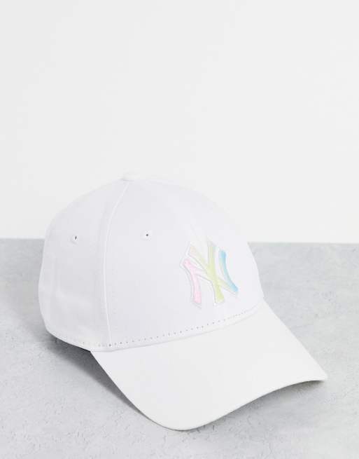 New Era Exclusive – 9forty – Biała czapka z daszkiem i logo z efektem ombre w tęczowych kolorach