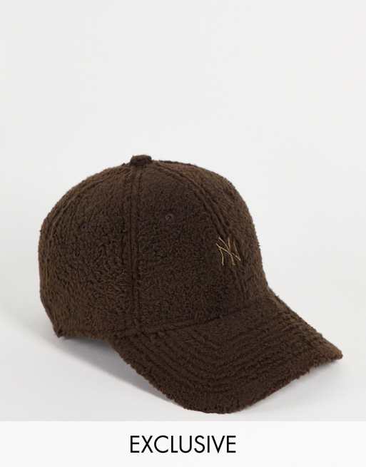 New Era Exclusive – 9Forty – Brązowa czapka z daszkiem z kożuszka z logo NY w tym samym odcieniu