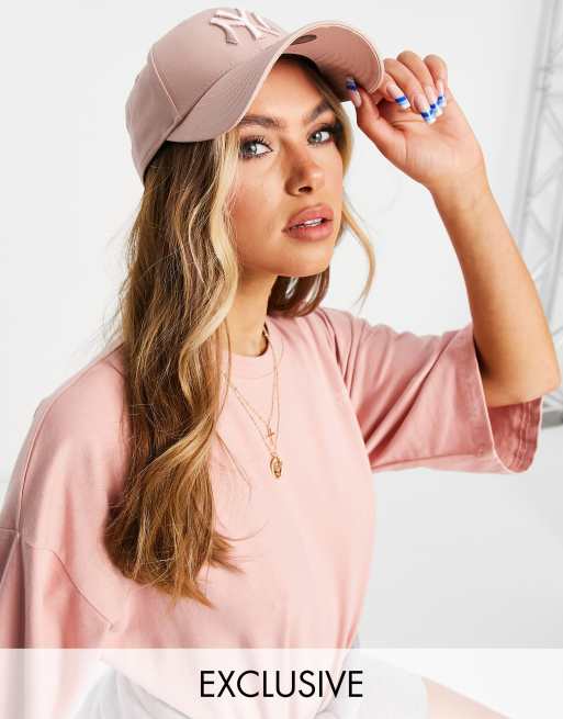 New Era – Exclusive 9Forty – Czapka z daszkiem w kolorze popielatego różu z logo NY w tym samym odcieniu