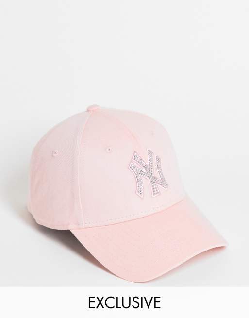 New Era Exclusive – 9Forty – Różowa czapka z daszkiem z napisem NY ze strasów