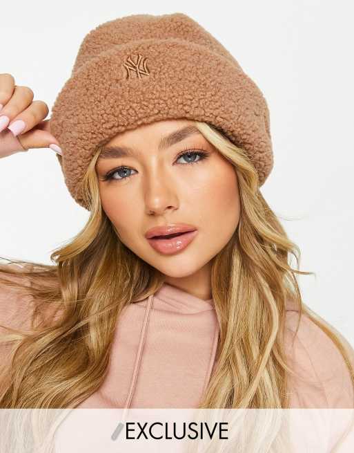 New Era Exclusive – Czapka beanie ze sztucznego kożuszka w kolorze kamiennego beżu z logo „NY” w podobnym odcieniu