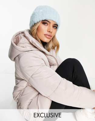 New Era Exclusive – Jasnoniebieska prążkowana czapka beanie z puszystej przędzy