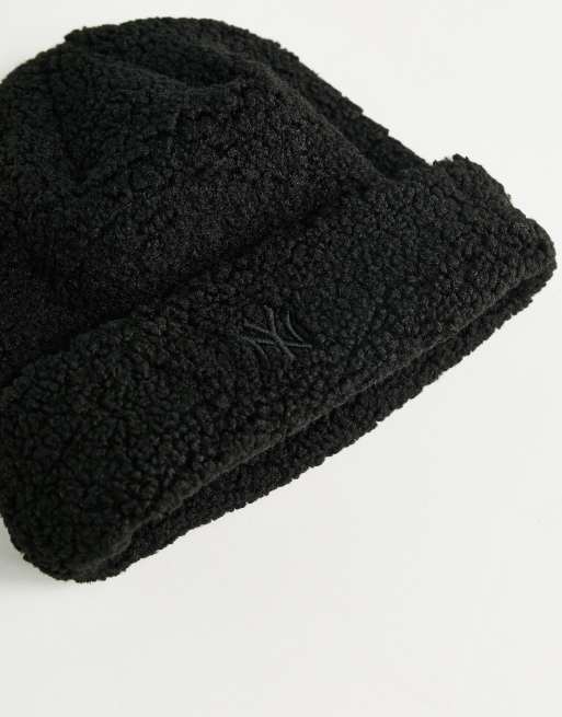 New Era Exclusive teddy tonal NY beanie in black, 4 of 4