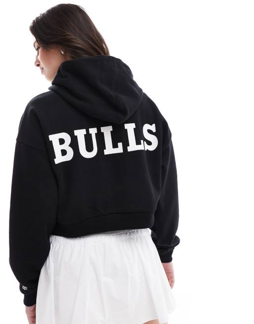 New Era - Felpa corta nera con cappuccio e stampa dei Chicago Bulls, 2 di 4