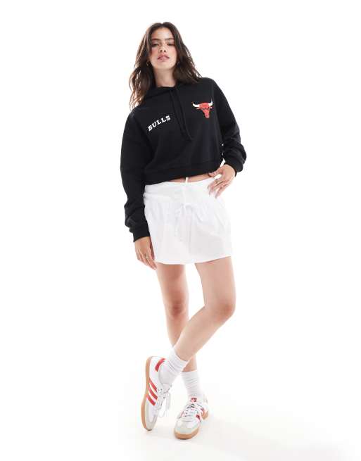 New Era - Felpa corta nera con cappuccio e stampa dei Chicago Bulls, 3 di 4