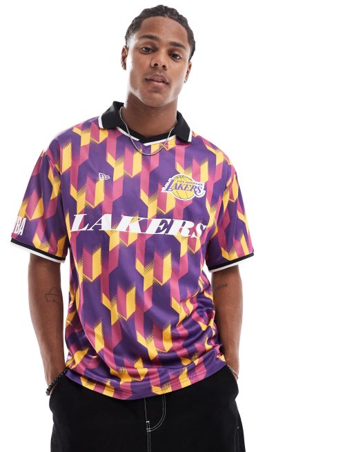 New Era – Fioletowy piłkarski T-shirt z nadrukiem „Los Angeles Lakers”
