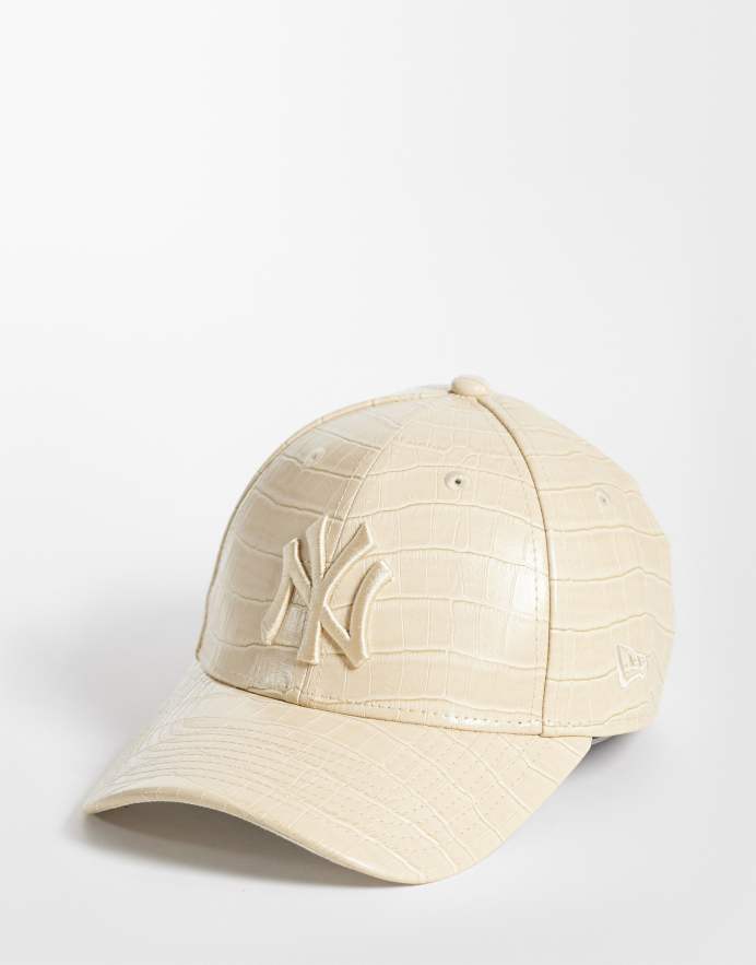 New Era gorra tonal beige con estampado de cocodrilo en PU y logo NY Yankees 9Forty para mujer