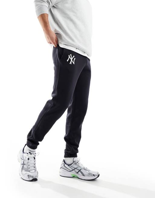 New Era – Granatowe joggersy z logo New York Yankees
