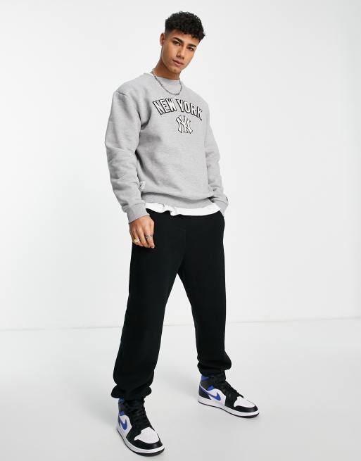 New Era – New York Yankees – Sweatshirt mit geteiltem Design in Marineblau  und mit Nadelstreifen, exklusiv bei ASOS