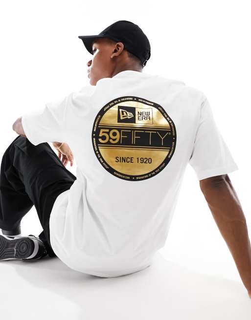 New Era - Hvid T-shirt med guldfarvet folie- og klistermærkegrafik bagpå