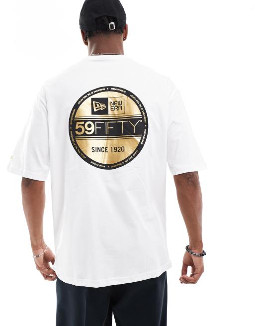 New Era - Hvid T-shirt med guldfarvet folie- og klistermærkegrafik bagpå