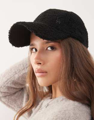 New Era - LA Dodgers 9forty - Damen-Kappe in Schwarz aus Teddyfell mit Metall-Logo