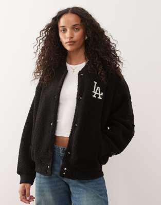 New Era - LA Dodgers - Bomberjacke aus Teddyfell in Schwarz