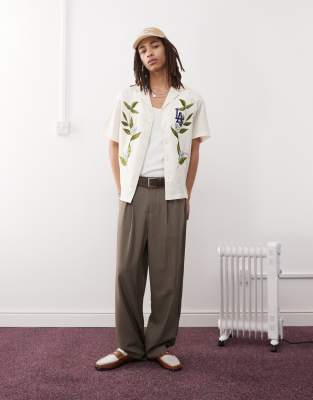 New Era New Era LA Dodgers revere shirt with floral embroidery in cream-White