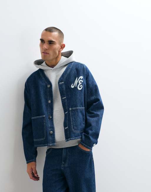 New Era - Mellemvasket blå denimjakke med V-hals, knapper og logo, 4 af 5