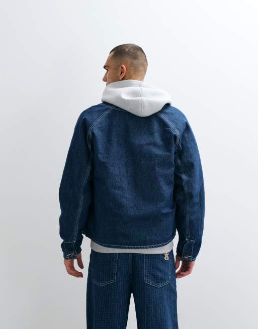 New Era - Mellemvasket blå denimjakke med V-hals, knapper og logo, 5 af 5