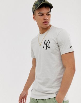 New Era – MLB London Series – New York Yankees – Grå t-shirt med mönster på ärmen-Sandfärgad