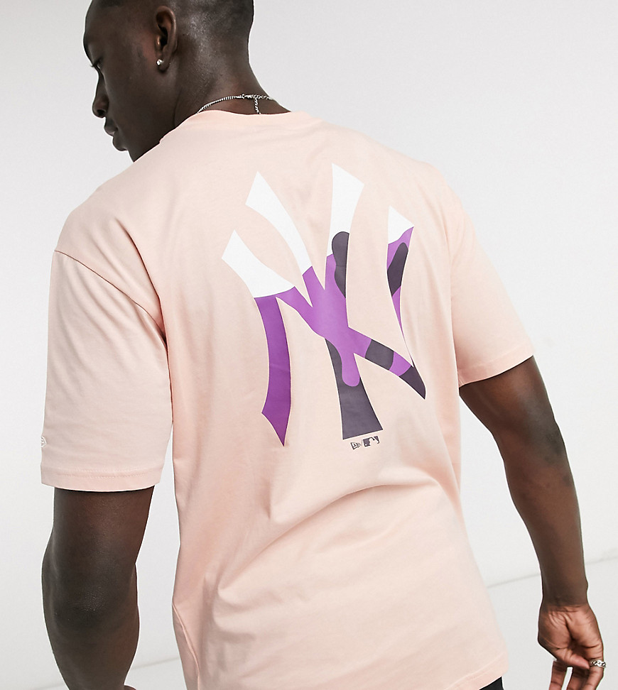 New Era – MLB New York Yankees – Exclusive – Rosa t-shirt med kamouflagefärgad logga-Pink