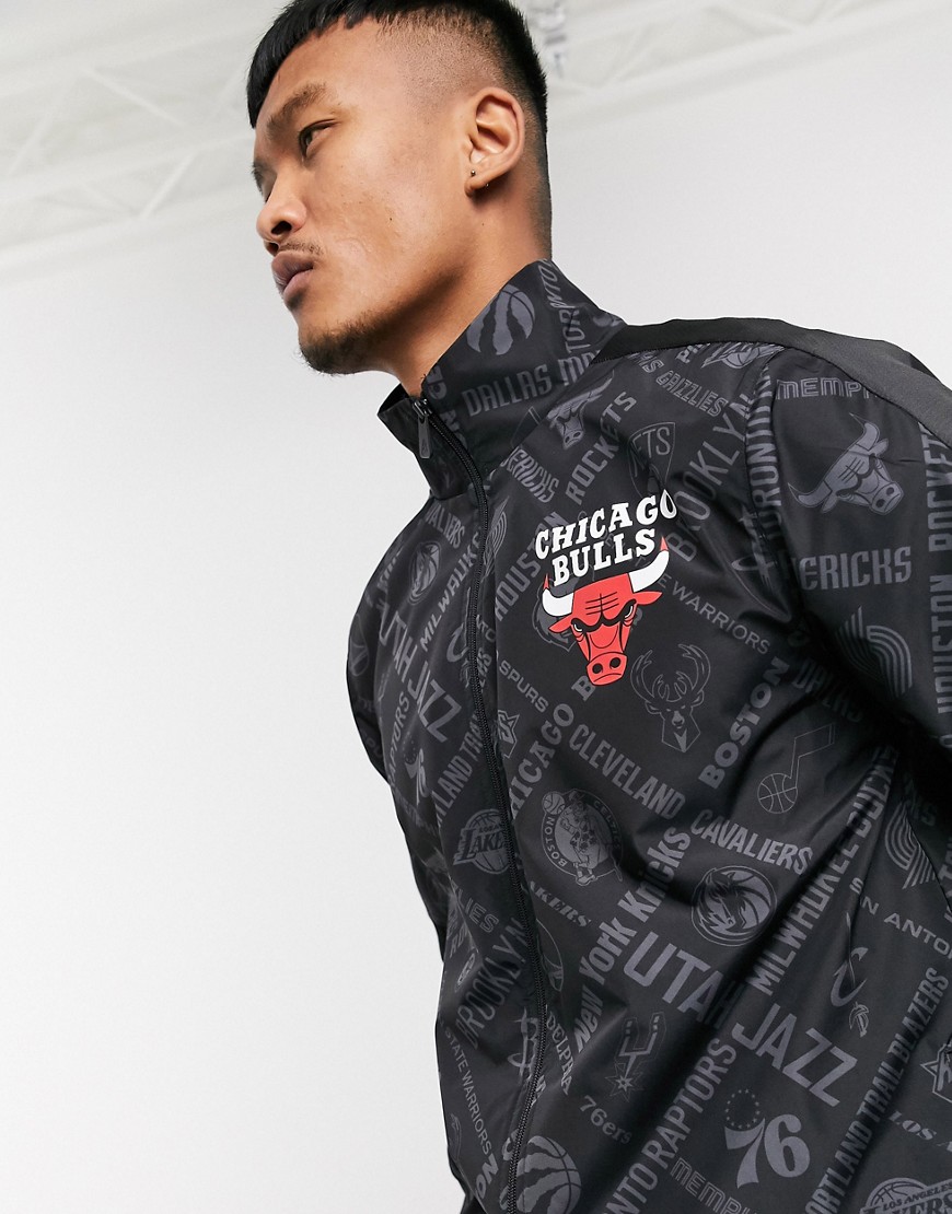 New Era - NBA Chicago Bulls - Sort jakke med gennemgående print