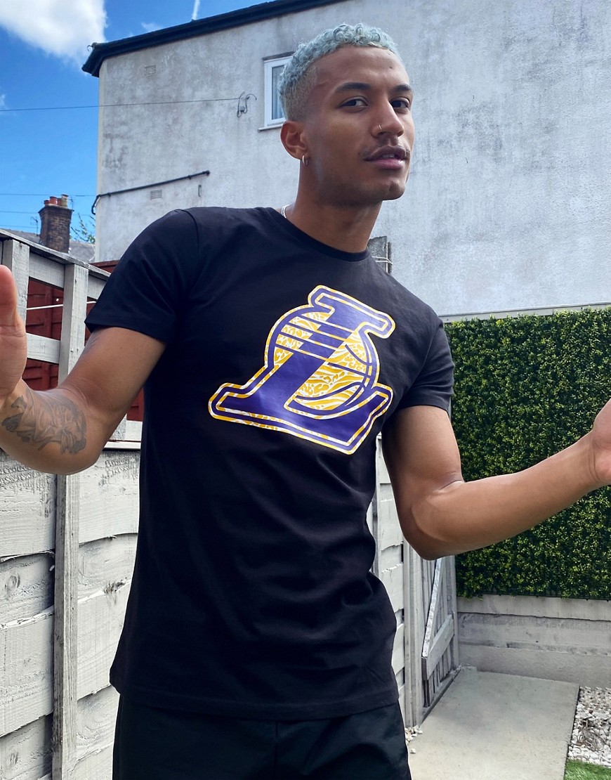 New Era – NBA LA Lakers – Svart t-shirt med logga på bröstet