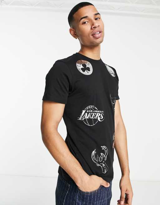New Era - NBA - T-shirt in zwart met badges van zilverkleurige folieprint