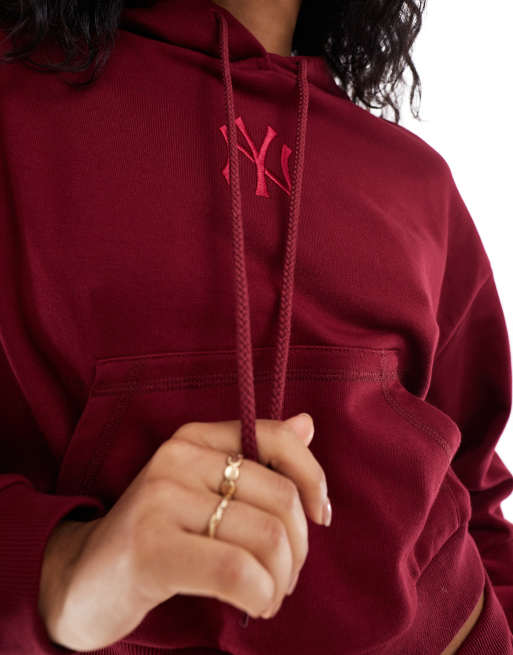 New Era – New York MLB – Kurz geschnittener Kapuzenpullover in Beerenrot mit Logo, Kombiteil