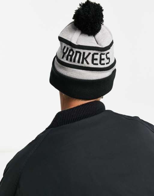 New Era New York Yankees bobble beanie in black and grey , 2 of 4