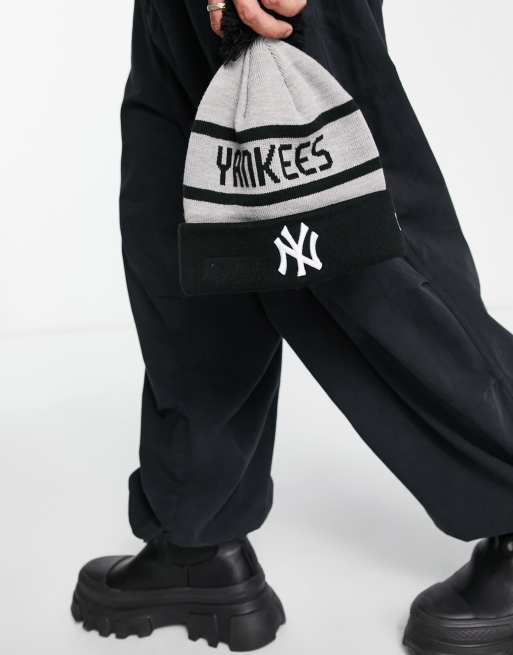 New Era New York Yankees bobble beanie in black and grey , 3 of 4