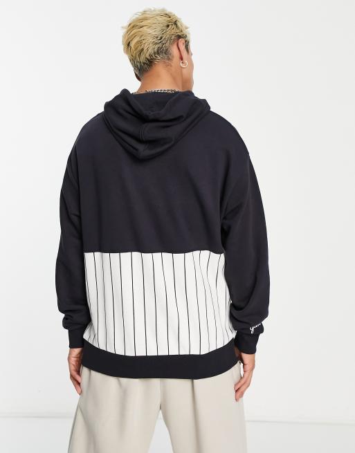 New Era – New York Yankees – Sweatshirt mit geteiltem Design in Marineblau  und mit Nadelstreifen, exklusiv bei ASOS