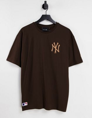 New Era New York Yankees oversized t-shirt in dark brown