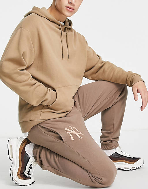 Tracksuits New Era New York Yankees relaxed fit joggers in brown 