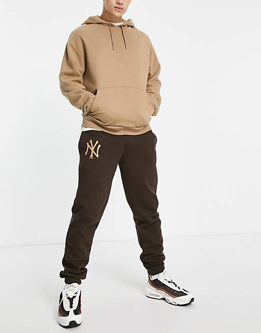 New Era New York Yankees relaxed fit joggers in dark brown