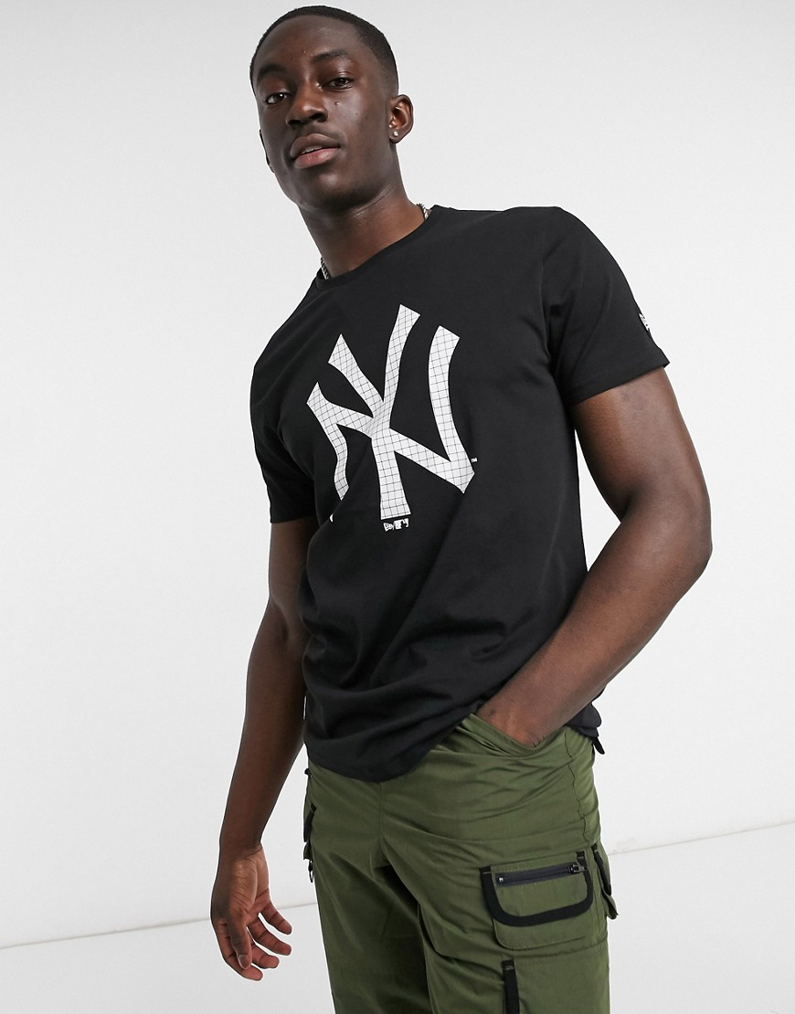 New Era – New York Yankees – Svart t-shirt med grid-logga