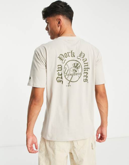 New Era – New York Yankees – T-Shirt in Beige mit Rückenprint in alter englischer Schrift