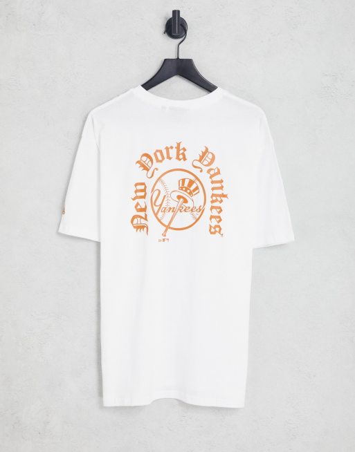 New Era – New York Yankees – T-Shirt in Weiß mit Rückenprint in alter englischer Schrift