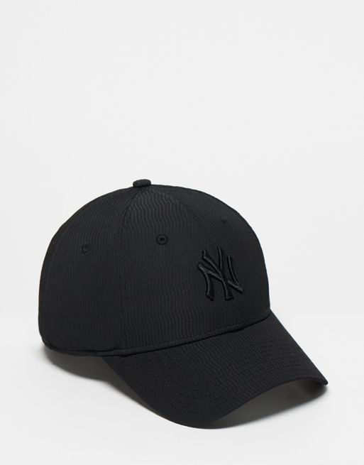New Era New York Yankees textured 9Forty cap in black